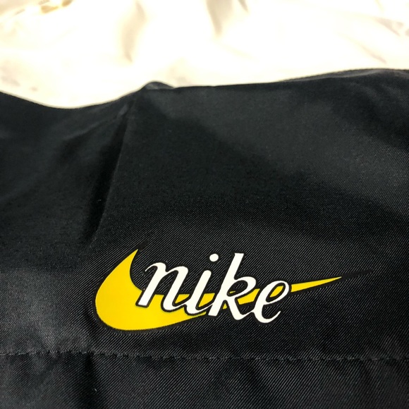 Nike Woven Shorts “Daisy” NSW - Picture 2 of 4
